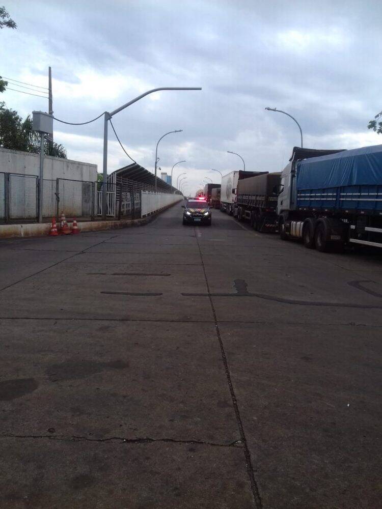 Paraguaios retidos na Ponte trancam tráfego de caminhões em protesto