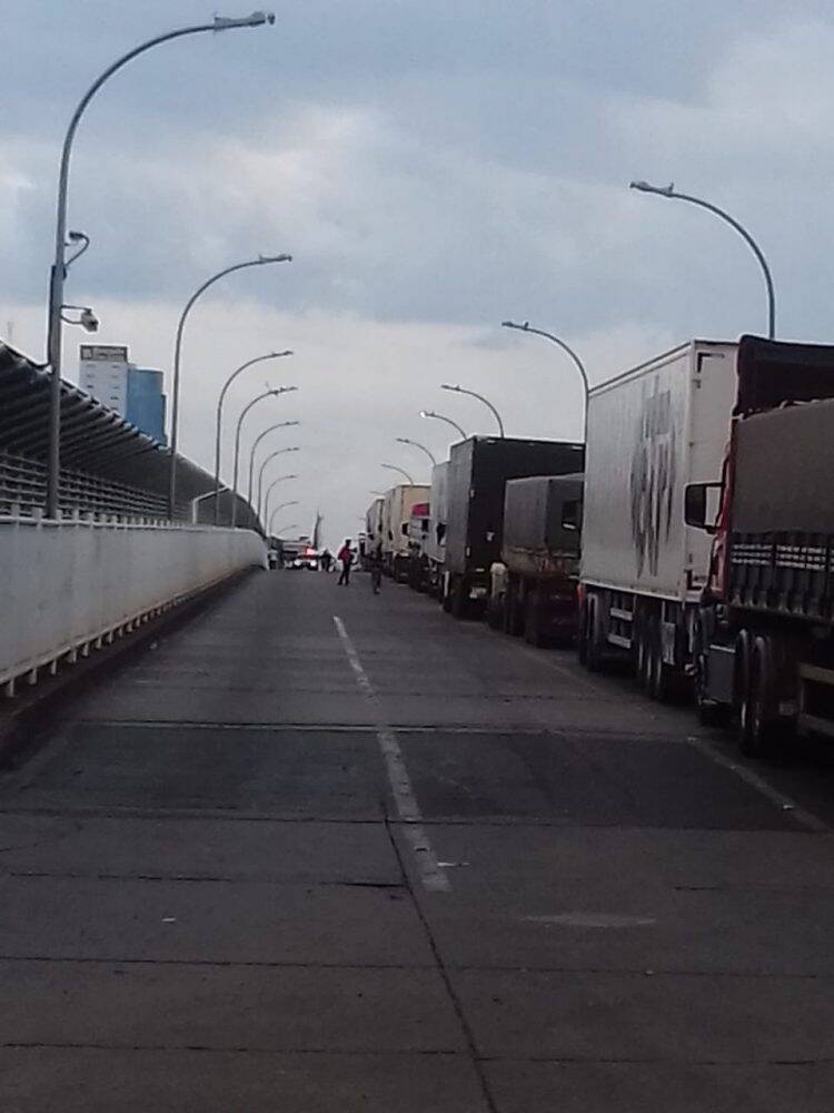 Paraguaios retidos na Ponte trancam tráfego de caminhões em protesto
