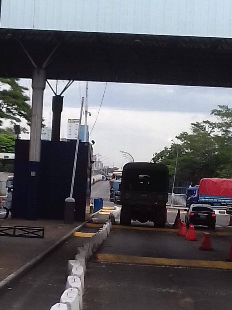Paraguaios retidos na Ponte trancam tráfego de caminhões em protesto