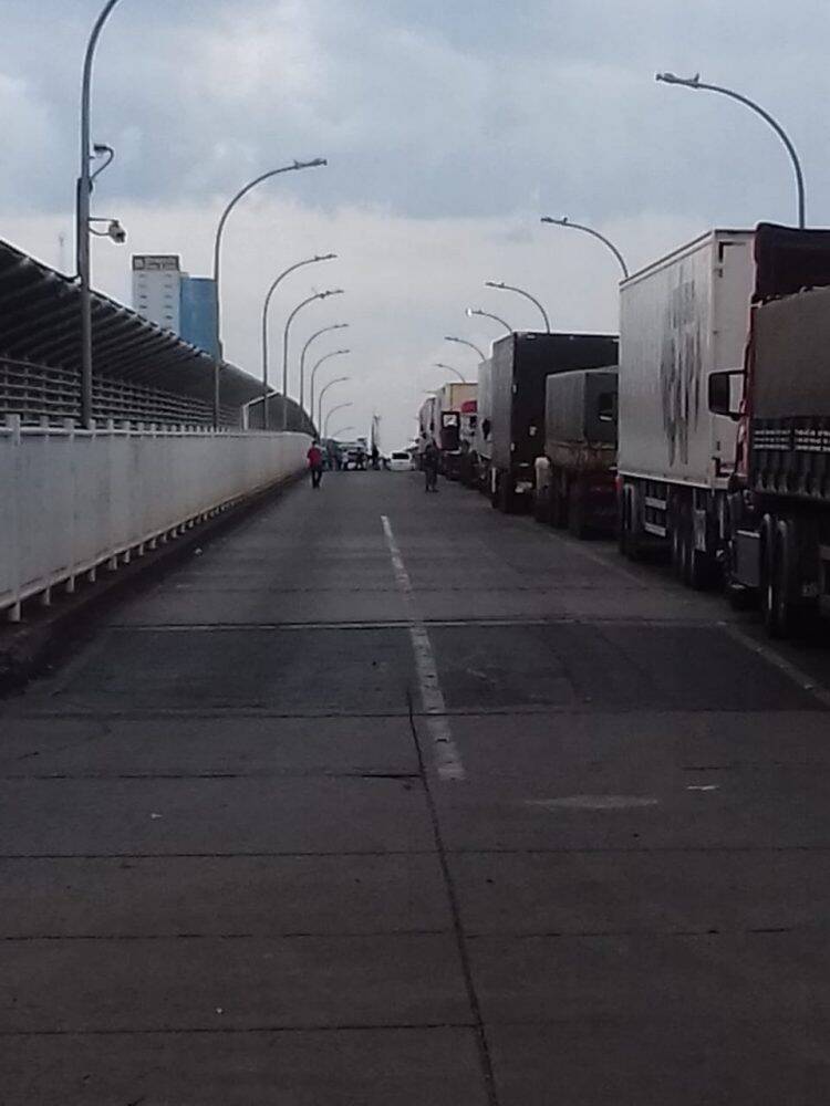 Paraguaios retidos na Ponte trancam tráfego de caminhões em protesto