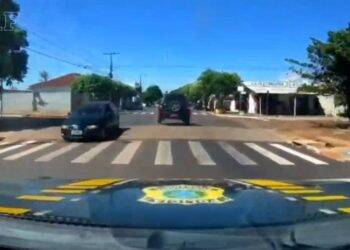 Vídeo mostra contrabandista tentando fugir da PRF; veja