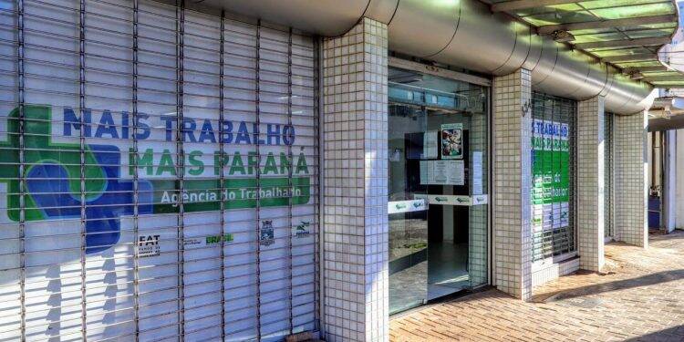 Agência do Trabalhador realiza orientação por telefone e online em Foz do Iguaçu
