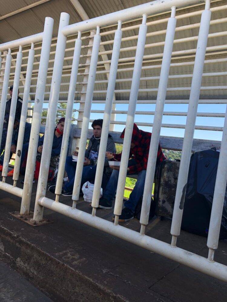 Hotel em Foz produz 900 marmitas diárias para famílias carentes