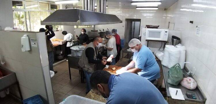 Hotel em Foz produz 900 marmitas diárias para famílias carentes