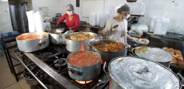 Hotel em Foz produz 900 marmitas diárias para famílias carentes