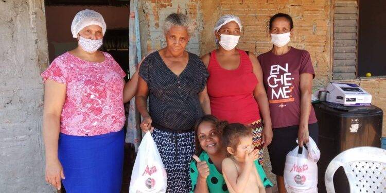 Hotel em Foz produz 900 marmitas diárias para famílias carentes