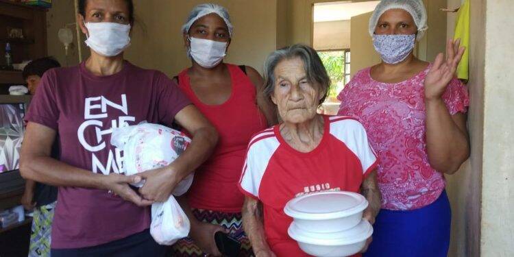 Hotel em Foz produz 900 marmitas diárias para famílias carentes