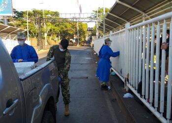 Paraguaios barrados na Ponte da Amizade recebem ajuda de voluntários brasileiros