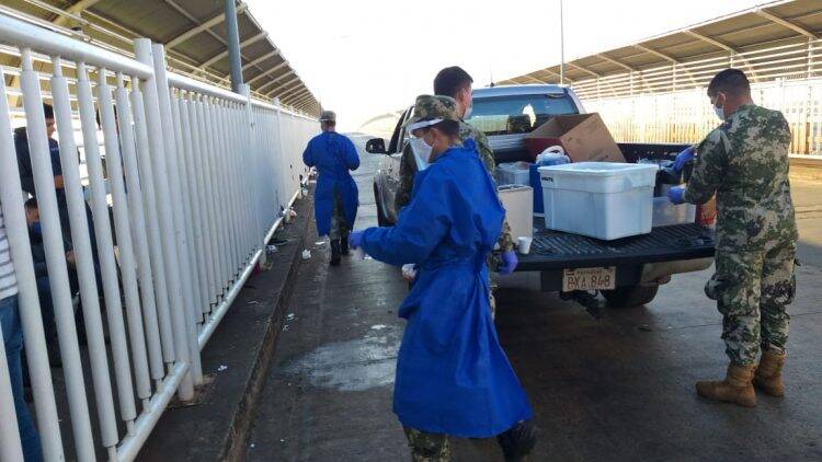 Paraguaios barrados na Ponte da Amizade recebem ajuda de voluntários brasileiros