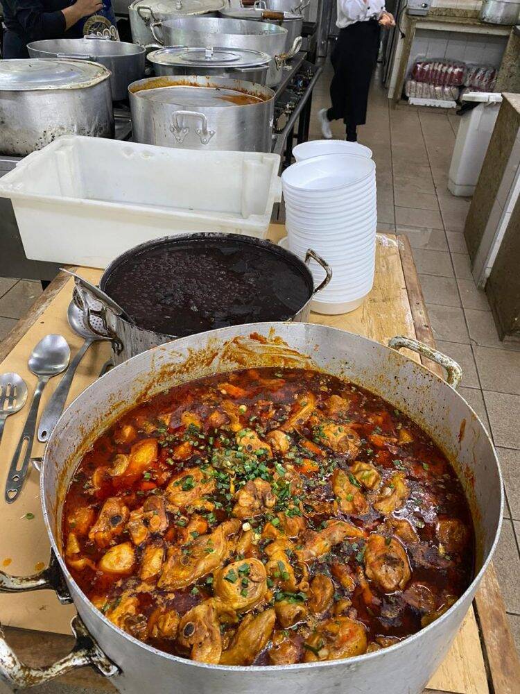 Paraguaios barrados na Ponte da Amizade recebem ajuda de voluntários brasileiros