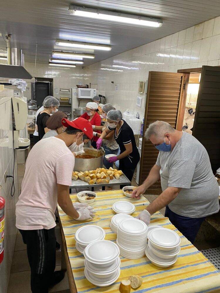 Paraguaios barrados na Ponte da Amizade recebem ajuda de voluntários brasileiros