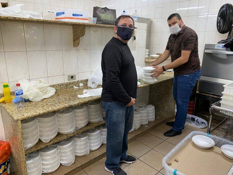 Paraguaios barrados na Ponte da Amizade recebem ajuda de voluntários brasileiros