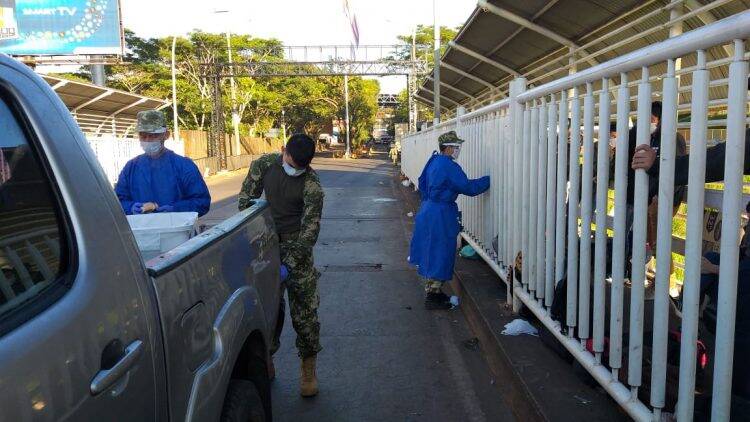 Paraguaios barrados na Ponte da Amizade recebem ajuda de voluntários brasileiros