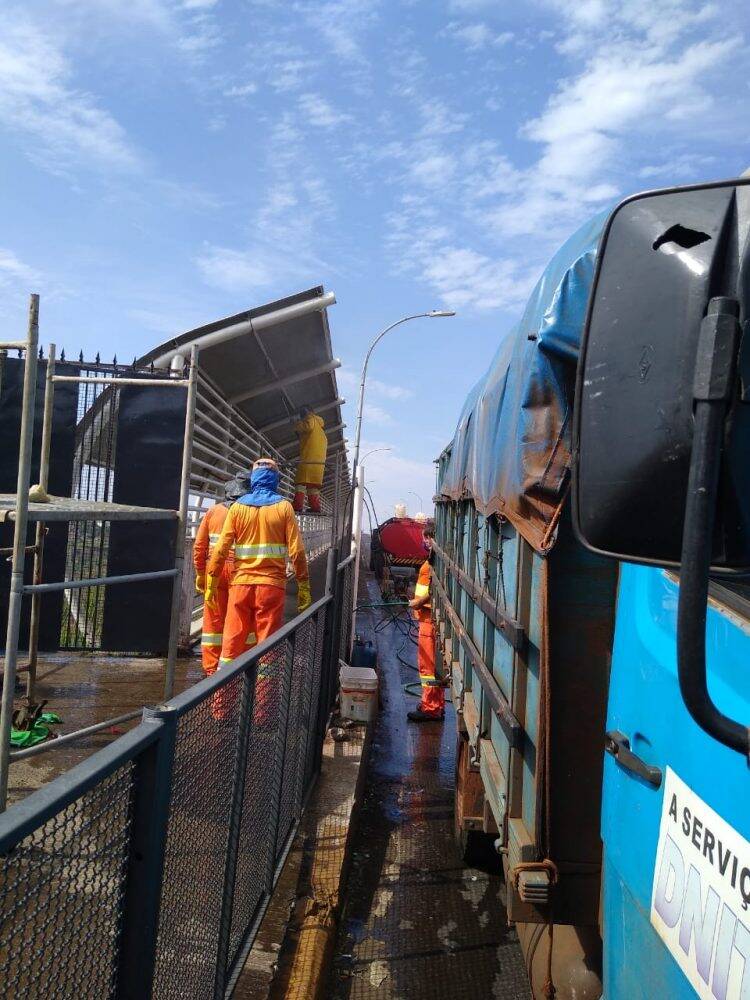 Ação integrada realiza limpeza e desinfecção da Ponte da Amizade