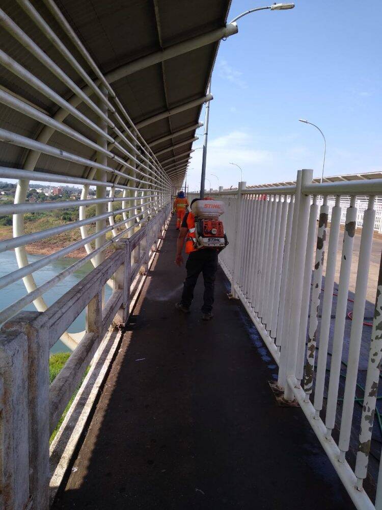 Ação integrada realiza limpeza e desinfecção da Ponte da Amizade