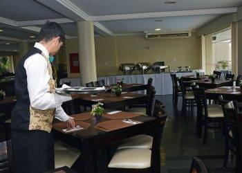 Hotelaria, gastronomia e atrativos preservam mais de 3,2 mil empregos na fase inicial da crise em Foz