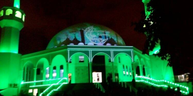 CCBI e Prefeitura homenageiam profissionais da saúde na cúpula da mesquita