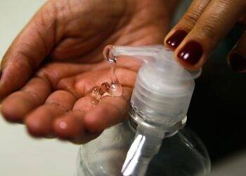 Álcool em gel nas mãos requer cuidado para evitar queimaduras graves