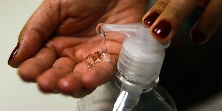 Álcool em gel nas mãos requer cuidado para evitar queimaduras graves