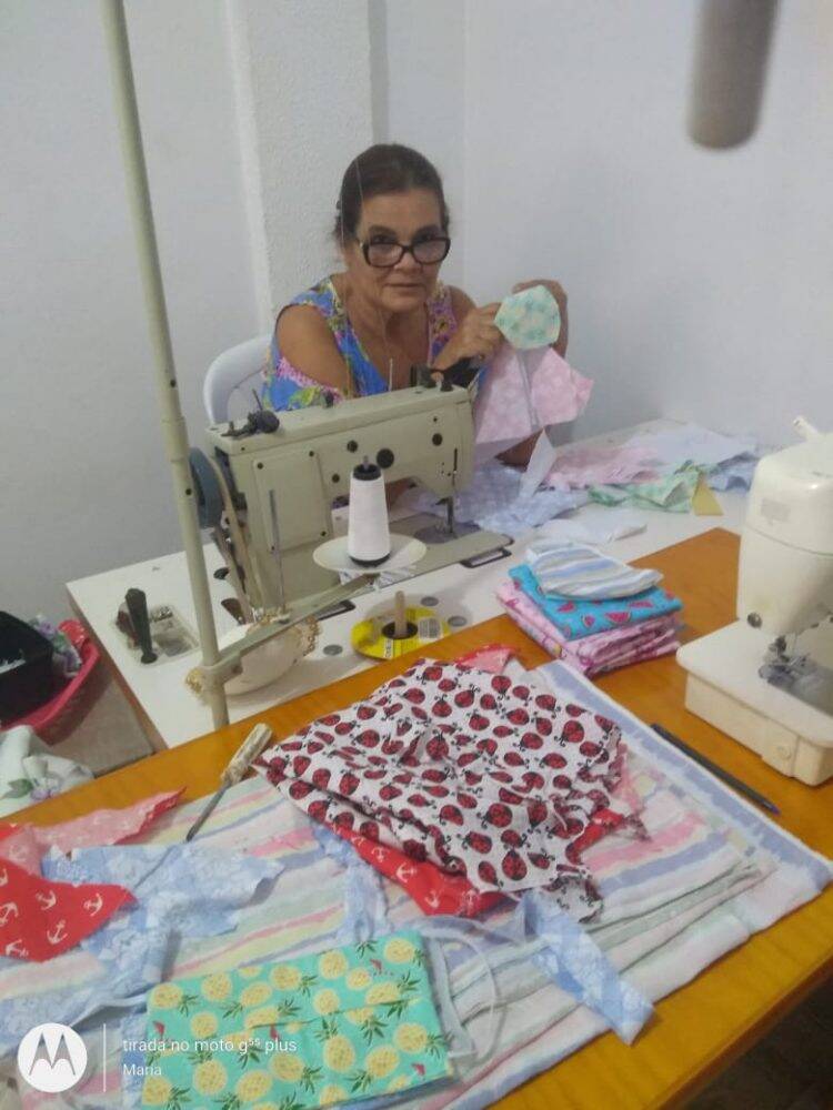 Integrantes da UNILA produzem máscaras caseiras para doação