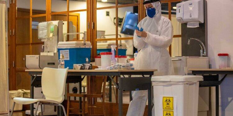 Para combater fake news, Anvisa esclarece pesquisas sobre covid-19