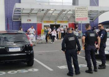 Cliente se recusa a colocar máscara em hipermercado e funcionária morre baleada na confusão