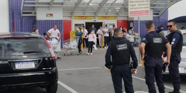 Cliente se recusa a colocar máscara em hipermercado e funcionária morre baleada na confusão