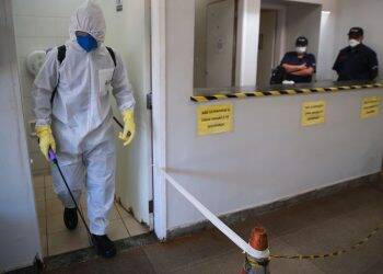 Número de casos de covid-19 sobe para 7.910; mortes chegam a 299