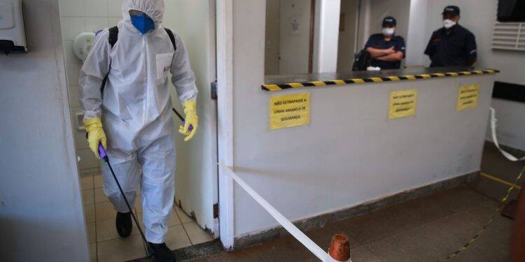 Número de casos de covid-19 sobe para 7.910; mortes chegam a 299