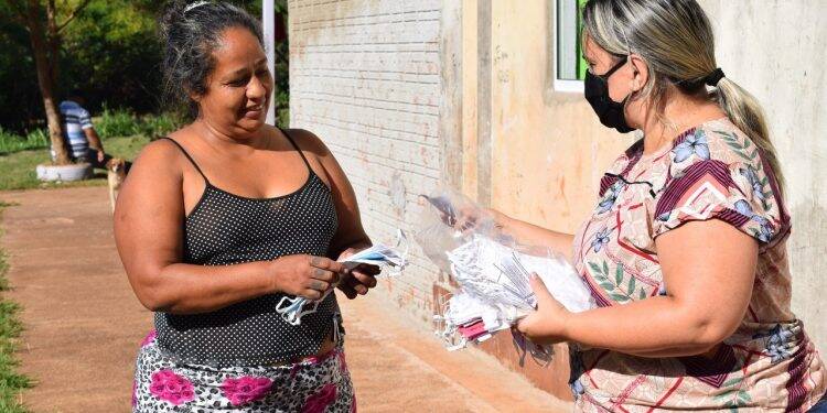 Prefeitura distribui máscaras a comunidades carentes