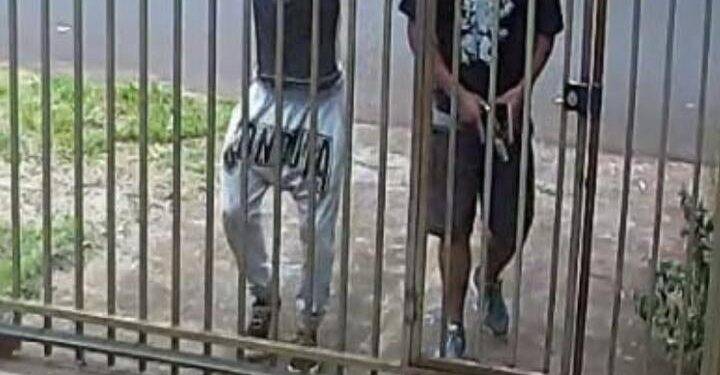 Dupla pula portão de casa e rouba caminhonete