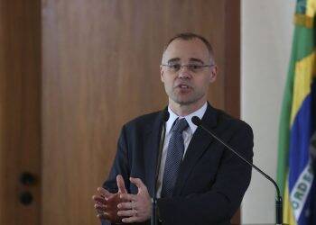 Bolsonaro nomeia André Mendonça para a Justiça e Ramagem para a PF