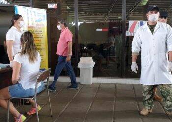 Grupo de mulheres e crianças receberam autorização de voltar ao Paraguai pela Ponte da Amizade