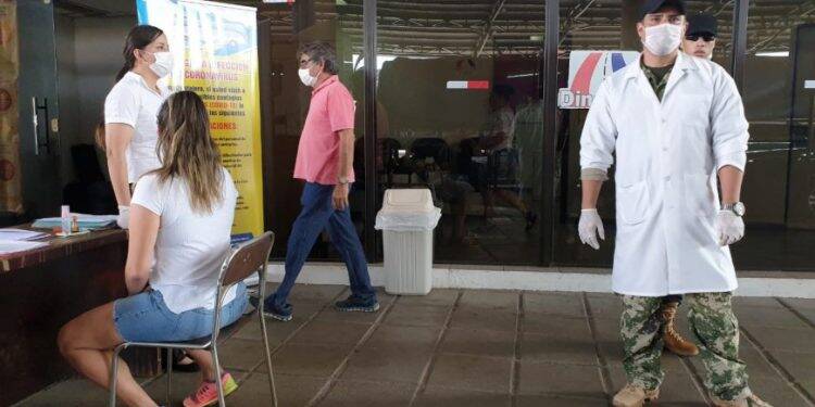 Grupo de mulheres e crianças receberam autorização de voltar ao Paraguai pela Ponte da Amizade