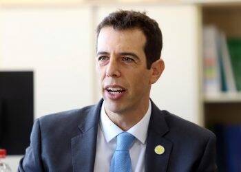 Governo do Paraná poderá disponibilizar aulas virtuais à alunos dos municípios