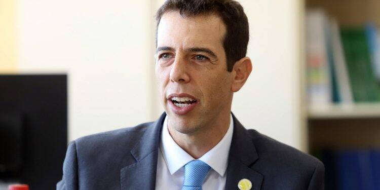 Governo do Paraná poderá disponibilizar aulas virtuais à alunos dos municípios