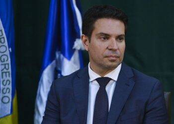 Bolsonaro nomeia André Mendonça para a Justiça e Ramagem para a PF