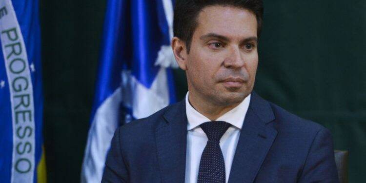 Bolsonaro nomeia André Mendonça para a Justiça e Ramagem para a PF