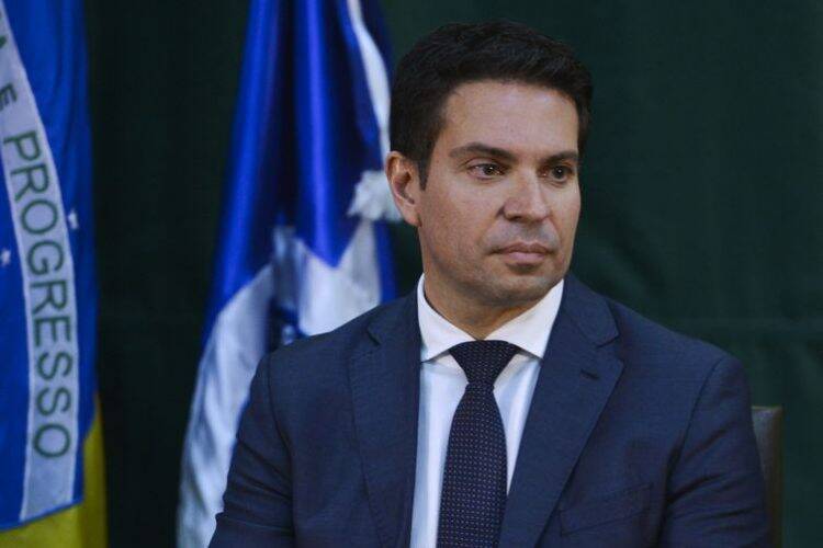 Bolsonaro nomeia André Mendonça para a Justiça e Ramagem para a PF