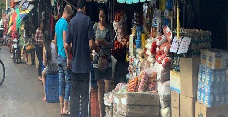 Importados ilegalmente do Brasil, produtos são vendidos ao ar livre no Paraguai; entidades acusam marinha paraguaia