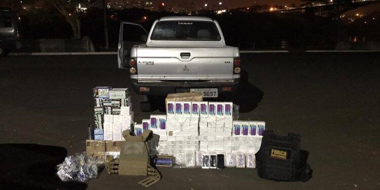 PF apreende barco carregado de celulares na barranca do Rio Paraná
