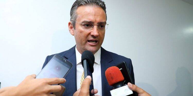 Bolsonaro nomeia secretário da Abin para a direção-geral da PF