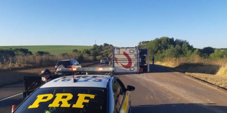 Após briga entre caminhoneiros, carreta tomba na BR-277; assista