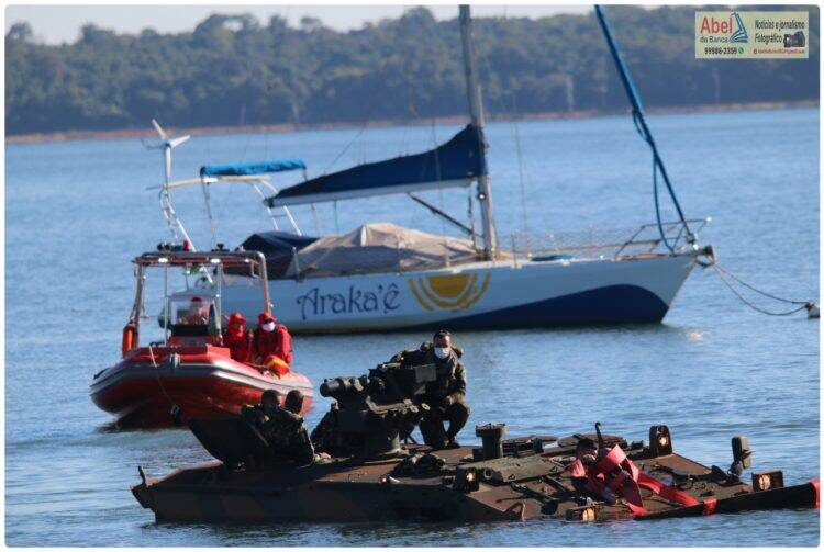 Atividade no Lago de Itaipu forma militares para missões com blindados Guarani