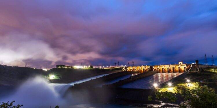 Itaipu mantém o vertedouro aberto durante todo o sábado