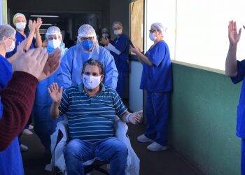 Covid-19: Após 17 dias na UTI do Hospital Municipal, paciente é aplaudido ao receber alta