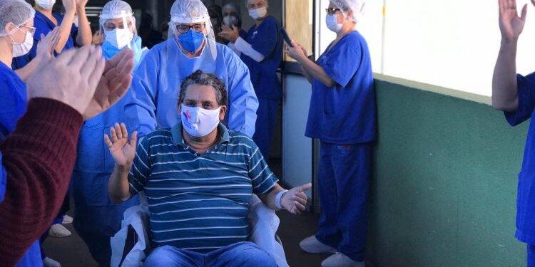 Covid-19: Após 17 dias na UTI do Hospital Municipal, paciente é aplaudido ao receber alta