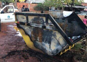 Caçamba da prefeitura é incendiada no Portal da Foz