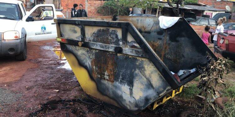 Caçamba da prefeitura é incendiada no Portal da Foz
