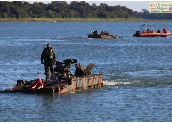 Atividade no Lago de Itaipu forma militares para missões com blindados Guarani